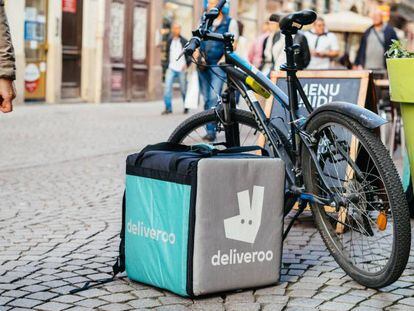 Caja y bicicleta de reparto de Deliveroo en Estrasburgo (Francia).