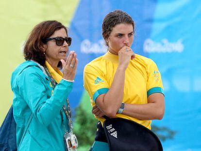 Myriam Fox (a la izquierda) madre y entrenadora de Jessica Fox, olímpica de aguas bravas, en los Juegos de Río 2016.