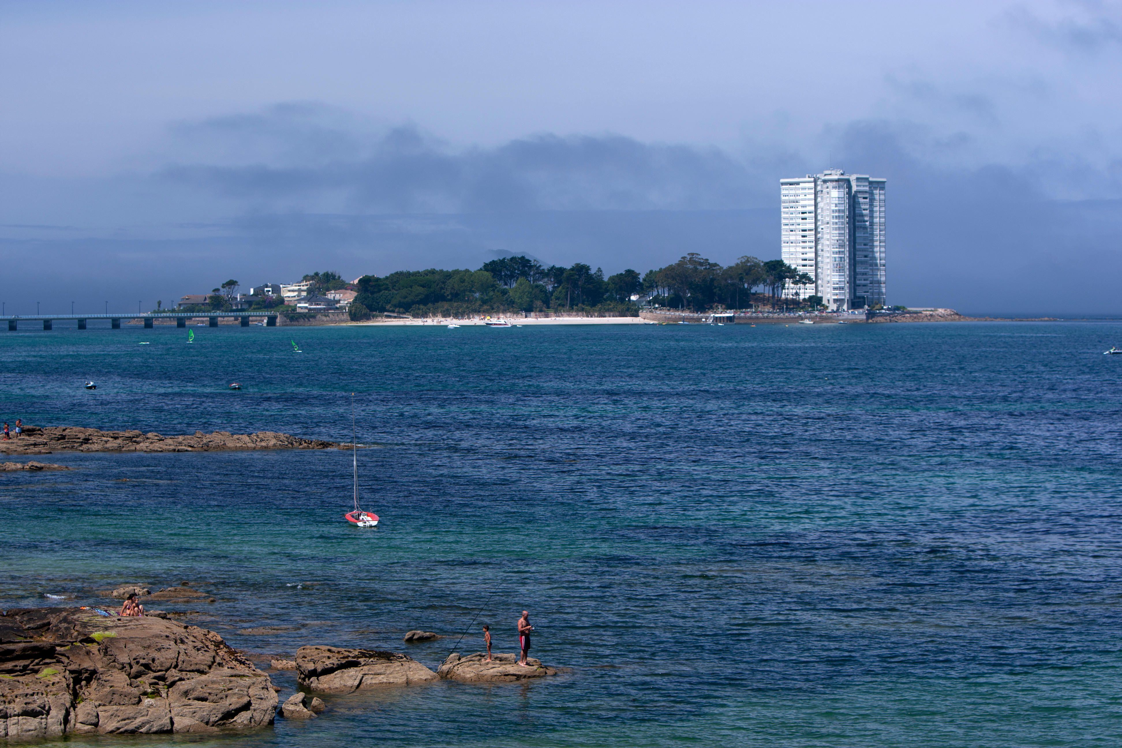 Playa de la Derecha y bloque de apartamentos en la Illa De Toralla (Vigo, Pontevedra).  