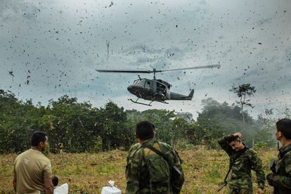 Un helicóptero de la 22a Brigada de Selva, donado por el Gobierno de EE UU, aterriza para recoger a agentes de la policía judicial y expertos de explosivos después de una operación antinarcóticos en la Amazonia colombiana, en el departamento del Guaviare, en mayo de 2019.