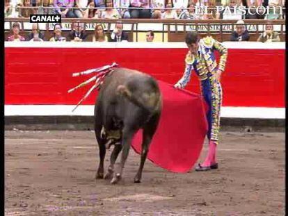 El espada madrileño Sergio Aguilar ha recibido una cornada bajo el mentón en el segundo festejo de las Corridas Generales de Bilbao. Por fortuna, se encuentra fuera de peligro a pesar de tener el paladar con destrozos. Bolívar ha cortado una oreja a una corrida interesante y muy seria de Alcurrucén.  <a href=" http://www.elpais.com/toros/feria-de-bilbao/"><b>Vídeos de la Feria de Bilbao</b></a>