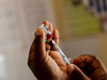 Una enfermera se dispone a vacunar a un niño contra la malaria en un hospital de Kisumu (Kenia) en julio de 2022.