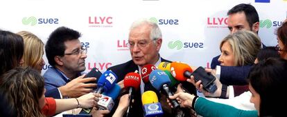 GRAF0700. MADRID, 30/04/2019.- El ministro de Asuntos Exteriores en funciones, Josep Borrell, hace declaraciones a los medios tras la entrega de los Premios Rey de España de Periodismo que organizan la Agencia Efe y la Agencia Española de Cooperación Internacional, este martes en la Casa de América, en Madrid. Venezuela vive un "momento crítico" tras la liberación del opositor Leopoldo López, ya que "no está claro cuál es la posición de las distintas unidades del Ejército", ha explicado Borrell. EFE/ Juan Carlos Hidalgo