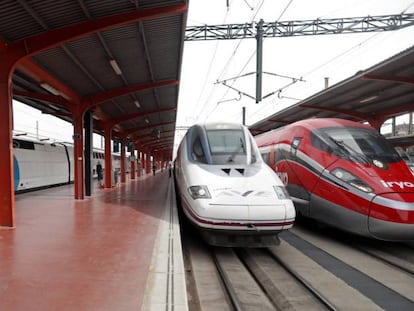 Trenes de las tres operadoras en alta velocidad, Ouigo, Renfe e Iryo.