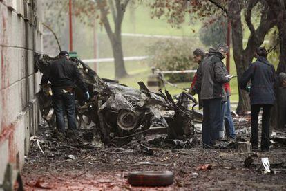 Estado en el que quedó un coche bomba colocado por ETA, tras su explosión en un aparcamiento del edificio central de la Universidad de Navarra, en Pamplona, que causó heridas al menos a 17 personas, en octubre de 2008..