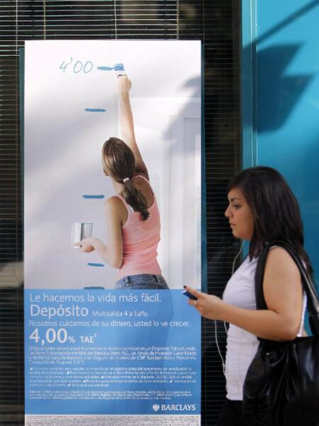 Una mujer pasa frente al anuncio de un depósito bancario, en 2019.