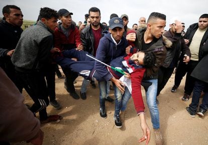 Al menos 16 palestinos han muerto y un centenar han resultado heridos por disparos del Ejército israelí al inicio de las protestas que durarán seis semanas. En la imagen, un herido es evacuado durante los enfrentamientos con las tropas israelíes a lo largo de la frontera de Israel con Gaza, el 30 de marzo.