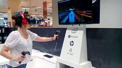 Una visitante del centro de realidad virtual de El Corte Inglés en Madrid.