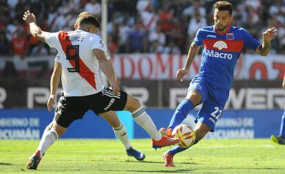 Julián Álvarez (i), de Ríver Plate, y Jorge Ortiz, de Tigre, en una acción del partido.