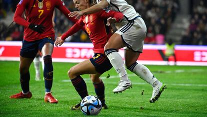 Aitana Bonmatí, ante Lisa Boattin.
