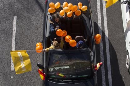 La movilización, bajo el lema “Por el derecho a elegir la educación que queremos”, se suma a las otras cuatro celebradas este mes de noviembre frente al Congreso de los Diputados y en los centros escolares. En la imagen, participantes en la protesta de Madrid portan banderas y globos naranjas.