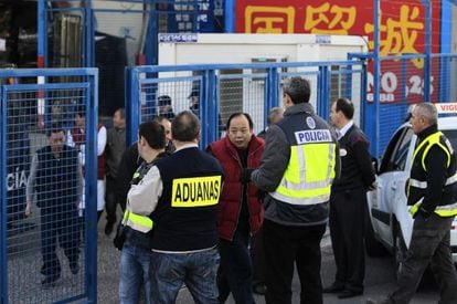 Policías y agentes de Aduanas registran el polígono de Cobo Calleja (Madrid)
