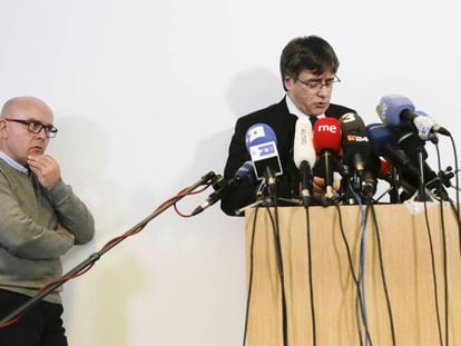 Carles Puigdemont, acompañado del abogado Gonzalo Boyé, en una rueda de prensa en Berlín en febrero de 2019.