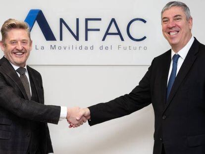 A la izquierda, el nuevo presidente de Anfac, Wayne Griffiths, da la mano a su predecesor, José Vicente de los Mozos.