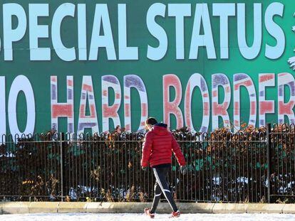 Un cartel en Belfast aboga por un Brexit sin frontera y con estatus especial para Irlanda del Norte.