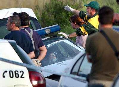 En el interior del coche se ve el cadáver de uno de los dos guardias civiles asesinados por El Solitario en Castejón (Navarra) en junio de 2004.