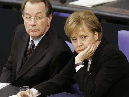 Angela Merkel, con su vicecanciller, Franz Müntefering, durante el debate de ayer en el Bundestag.