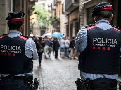 Una pareja de Mossos d'Esquadra, en una imagen de archivo.