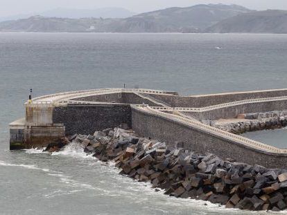 Nuevo dique del puerto de Mutriku, donde se ha instalado una planta de energía marina.