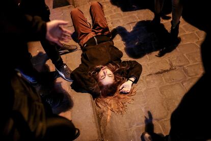 Una joven herida durante la represión policial de una protesta estudiantil por el suicidio del joven Enes Kara, en Estambul el pasado 14 de enero.