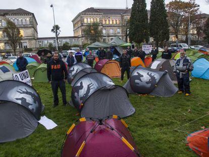 Acampada de marineros del cerco frente al palacio de San Caetano en Santiago, sede del Gobierno gallego.