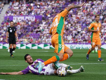 Real Valladolid's Spanish midfielder Ramon Rodriguez 'Monchu' (L) vies with Real Betis' Spanish midfielder Rodri during the Spanish League football match between Real Valladolid FC and Real Betis at the Jose Zorilla stadium in Valladolid on October 9, 2022. (Photo by CESAR MANSO / AFP)