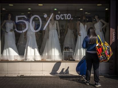 Vestidos de novia en un escaparate en Santiago, Chile, el jueves 2 de septiembre de 2021.