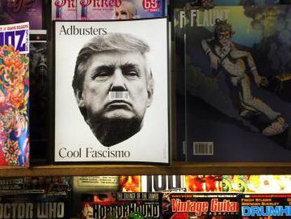 Cubierta de la revista Adbusters fotografiada en un quiosco.