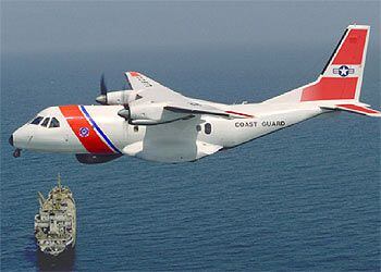 Un avión CN-235 con los distintivos de la Guardia Costera de EE UU en el fuselaje.