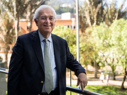 El economista, sociólogo y político colombiano, José Antonio Ocampo, posa para un retrato en Bogotá, Colombia, el 7 de Julio de 2022.