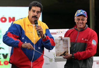 Maduro enseña una mancha en el metro de con parecido a Chávez