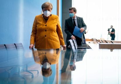 Angela Merkel y el portavoz del Gobierno alemán, Steffen Seibert, tras una conferencia de prensa en Berlín, el pasado noviembre.