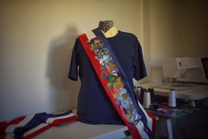 The unofficial presidential sash that the Revolutionary Textile Union gave to Gabriel Boric.
