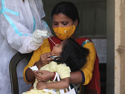 Realización de un test de covid en Nueva Delhi el 15 de abril.