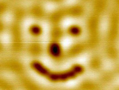 Sonrisa hecha con diez moléculas de monóxido de carbono (los bultos negros) colocadas sobre una superficie de cobre.