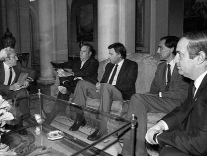 El presidente del Gobierno, Felipe González, (en el centro del sofá) durante una reunión con Nicolás Redondo y Marcelino Camacho (a la izquierda) y con Carlos Ferrer Salar y Juan Jiménez Aguilar, en 1983.