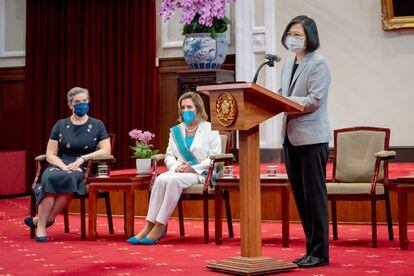 La presidenta de Taiwán, Tsai Ing-wen, habla durante la rueda de prensa ofrecida junto a la presidenta de la Cámara de Representantes de los Estados Unidos, Nancy Pelosi.
