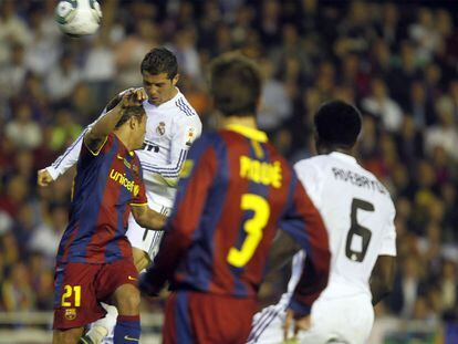 Cristiano se eleva sobre Adriano para marcar de cabeza el gol del triunfo del Madrid.