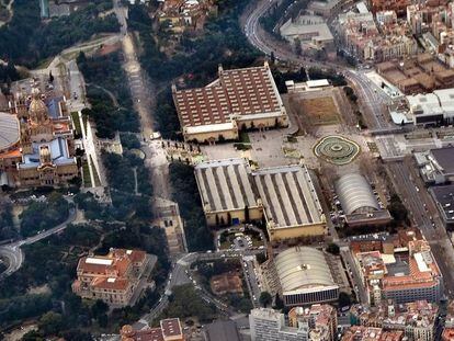 Vista aérea del MNAC (a la izquierda) y los pabellones de Victoria Eugénia (en la parte de arriba) y Alfonso XIII (en la de abajo).