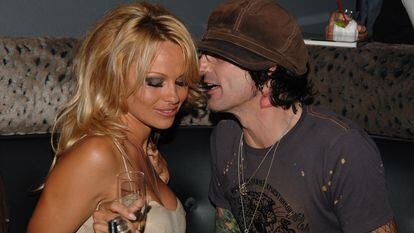 Pamela Anderson y Tommy Lee en una foto de archivo en un bar de Hollywood, California.