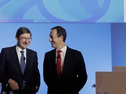 El presidente de CaixaBank, José Ignacio Goirigolzarri, y el consejero delegado, Gonzalo Gortázar, en la junta del banco celebrada en Valencia, este viernes.