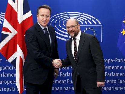 David Cameron (izquierda) y Martin Schulz este martes en el Parlamento Europeo en Bruselas. 