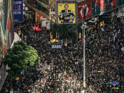 Miles de personas se manifiestan este domingo en Hong Kong. En vídeo, crónica de la jornada.