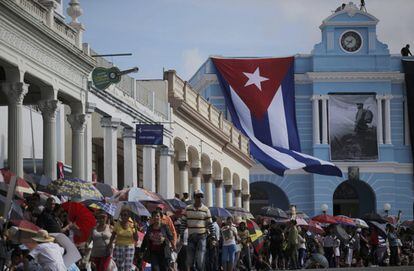 Personas esperan ver el paso de las cenizas de Fidel Castro por Las Tunas (Cuba).