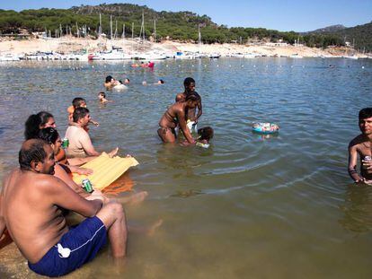 Ba&ntilde;istas en el pantano de San Juan, a principios de agosto.  