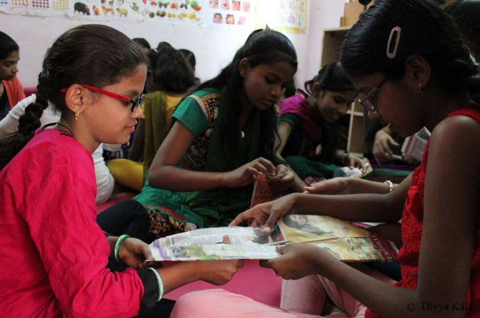 Niñas indias estudiando gracias al programa de Sonrisas de Bombay.