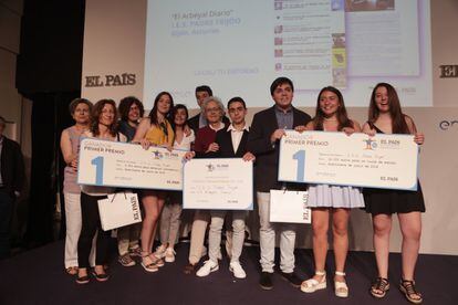 El equipo del IES Padre Feijóo, de Gijón, recoge el primer premio a Mejor periódico, por 'El Arbeyal Diario', de manos de la directora de EL PAÍS Soledad Gallego-Díaz.