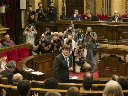 Carles Puigdemont, durante la votación en el Parlament para la declaración unilateral de independencia, el  27 de octubre de 2017. 