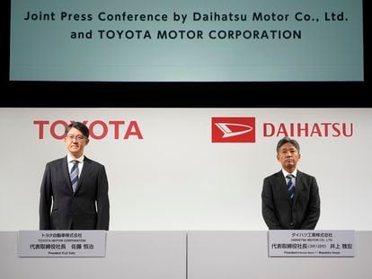 El presidente de Toyota Motor President Koji Sato (izquierda) junto al nuevo presidente de Daihatsu, Masahiro Inoue (derecha) durante la rueda de prensa conjunta celebrada este martes en Japón.