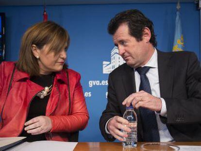 La consejera Isabel Bonig y el vicepresidente del Consell, Jos&eacute; Ciscar, tras el pleno del Gobierno valenciano.